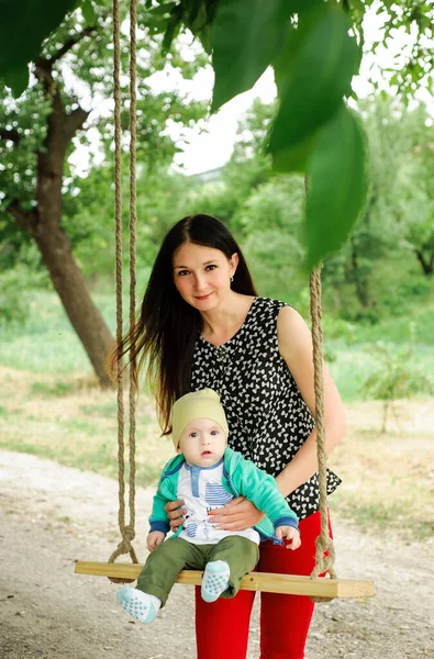 Ibu Dengan Bayi Laki Laki Taman — Stok Foto