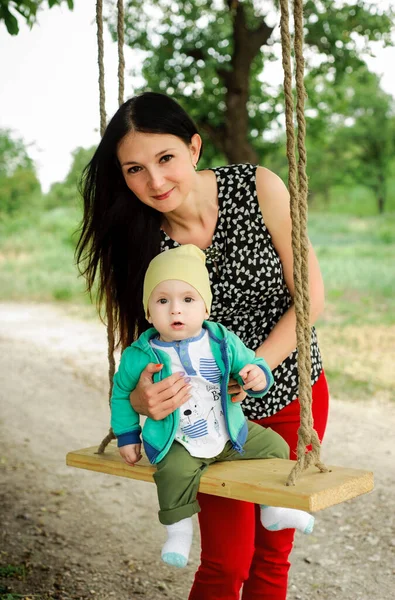 Maman Avec Bébé Garçon Dans Parc — Photo