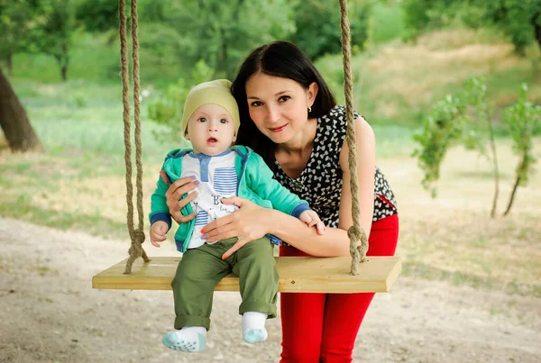 Maman Avec Bébé Garçon Dans Parc — Photo