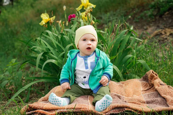 Kleiner Junge Spaziert Park — Stockfoto