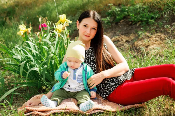 Maman Avec Bébé Garçon Dans Parc — Photo