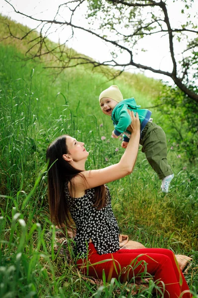 Mãe Com Bebê Menino Parque — Fotografia de Stock
