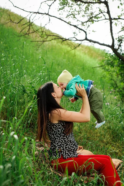 Mãe Com Bebê Menino Parque — Fotografia de Stock