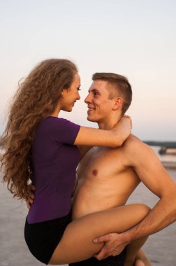 Kız ve erkek dansçılar doğada tutkulu bir dans yapıyorlar.