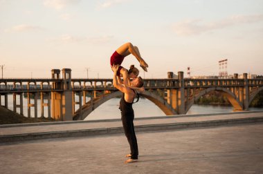 Kız ve erkek dansçılar doğada tutkulu bir dans yapıyorlar.