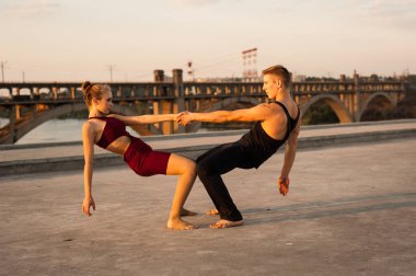 Kız ve erkek dansçılar doğada tutkulu bir dans yapıyorlar.