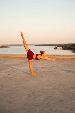 Kız ve erkek dansçılar doğada tutkulu bir dans yapıyorlar.