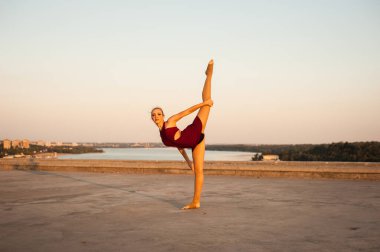 Kız ve erkek dansçılar doğada tutkulu bir dans yapıyorlar.