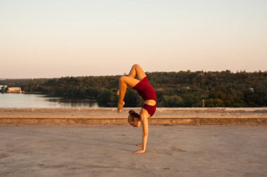 Kız ve erkek dansçılar doğada tutkulu bir dans yapıyorlar.