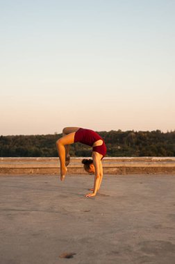 Kız ve erkek dansçılar doğada tutkulu bir dans yapıyorlar.
