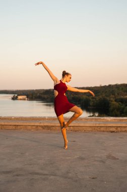 Kız ve erkek dansçılar doğada tutkulu bir dans yapıyorlar.