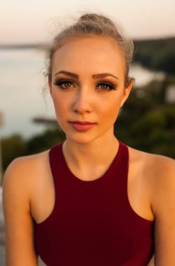 Kız ve erkek dansçılar doğada tutkulu bir dans yapıyorlar.