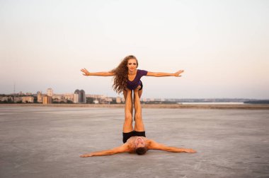 Kız ve erkek dansçılar doğada tutkulu bir dans yapıyorlar.