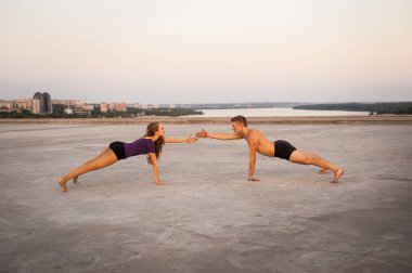 Kız ve erkek dansçılar doğada tutkulu bir dans yapıyorlar.