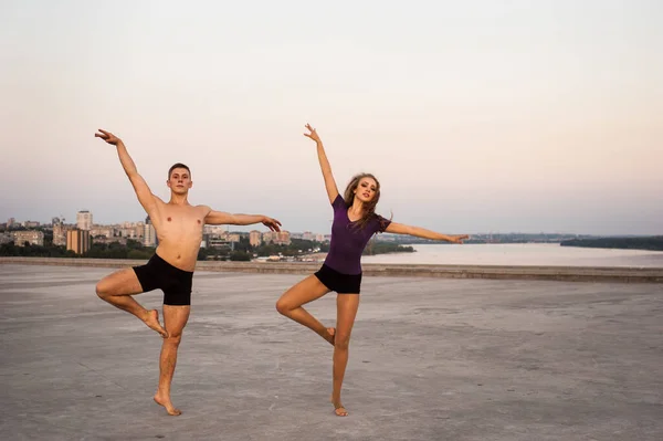 Dançarino Masculino Feminino Durante Uma Dança Verão Livre Apaixonadamente Excitantemente — Fotografia de Stock