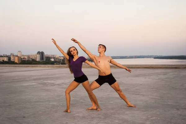 Menina Cara Dançarinos Executar Uma Dança Apaixonada Juntos Livre Natureza — Fotografia de Stock