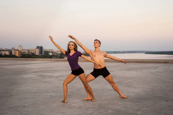 Menina Cara Dançarinos Executar Uma Dança Apaixonada Juntos Livre Natureza — Fotografia de Stock