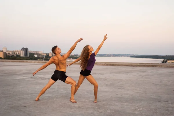 Menina Cara Dançarinos Executar Uma Dança Apaixonada Juntos Livre Natureza — Fotografia de Stock