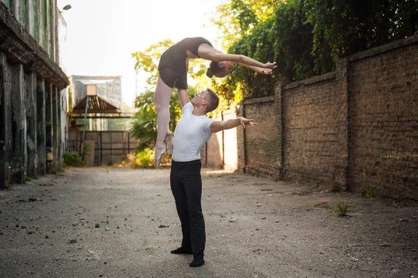 Menina Cara Dançarinos Executar Uma Dança Apaixonada Juntos Livre Natureza — Fotografia de Stock