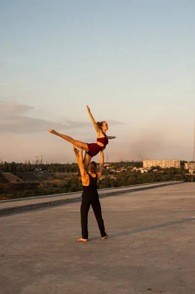 Menina Cara Dançarinos Executar Uma Dança Apaixonada Juntos Livre Natureza — Fotografia de Stock