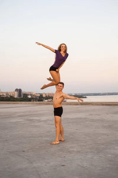 Menina Cara Dançarinos Executar Uma Dança Apaixonada Juntos Livre Natureza — Fotografia de Stock