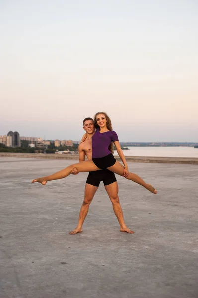 Menina Cara Dançarinos Executar Uma Dança Apaixonada Juntos Livre Natureza — Fotografia de Stock