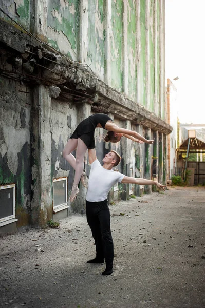 女の子と男のダンサーが自然の中で一緒に屋外で情熱的なダンスを行う ストック写真