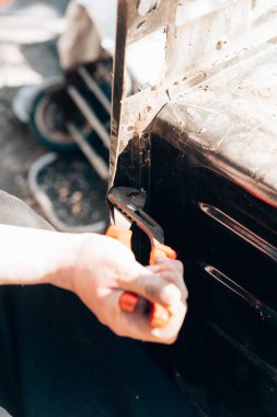 Adam metal ve aletlerle çalışıyor.