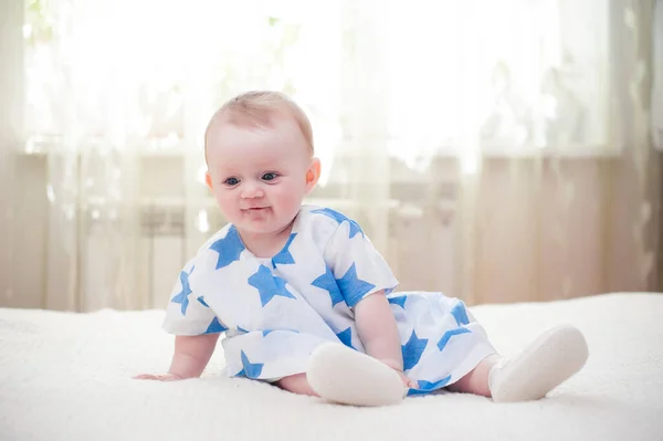 6个月大 蓝眼睛的小女孩很快乐 — 图库照片