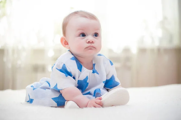 Menina Meses Idade Com Grandes Olhos Azuis Casa Feliz — Fotografia de Stock