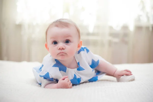Μικρό Κορίτσι Μηνών Μεγάλα Μπλε Μάτια Στο Σπίτι Είναι Ευτυχισμένη — Φωτογραφία Αρχείου