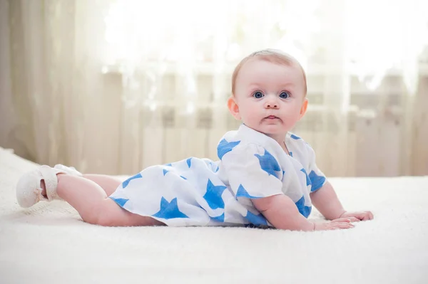 Menina Meses Idade Com Grandes Olhos Azuis Casa Feliz — Fotografia de Stock