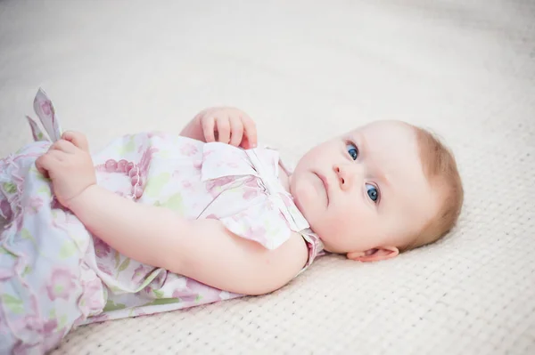 Bambina Mesi Con Grandi Occhi Azzurri Casa Felice — Foto Stock