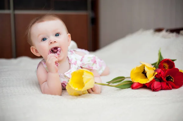 Menina Meses Idade Com Grandes Olhos Azuis Casa Feliz — Fotografia de Stock