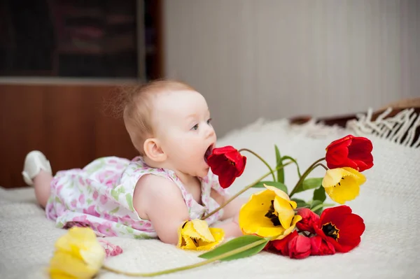 Menina Meses Idade Com Grandes Olhos Azuis Casa Feliz — Fotografia de Stock