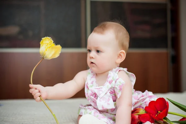 Menina Meses Idade Com Grandes Olhos Azuis Casa Feliz — Fotografia de Stock