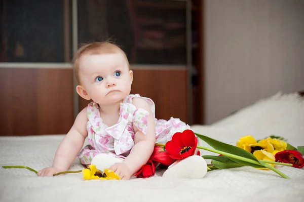 Mała Dziewczynka Miesięcy Dużymi Niebieskimi Oczami Domu Jest Szczęśliwy — Zdjęcie stockowe