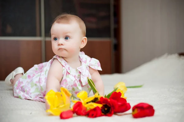 Menina Meses Idade Com Grandes Olhos Azuis Casa Feliz — Fotografia de Stock