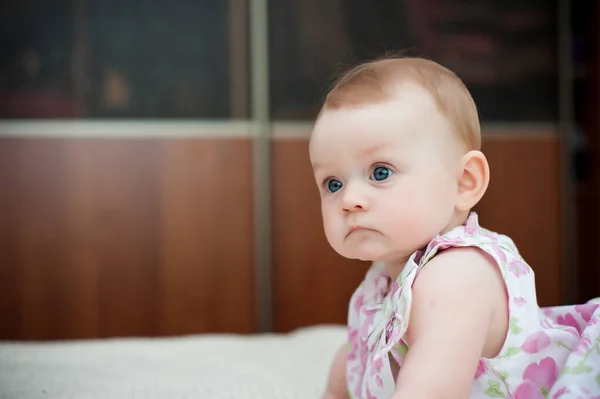 Menina Meses Idade Com Grandes Olhos Azuis Casa Feliz — Fotografia de Stock