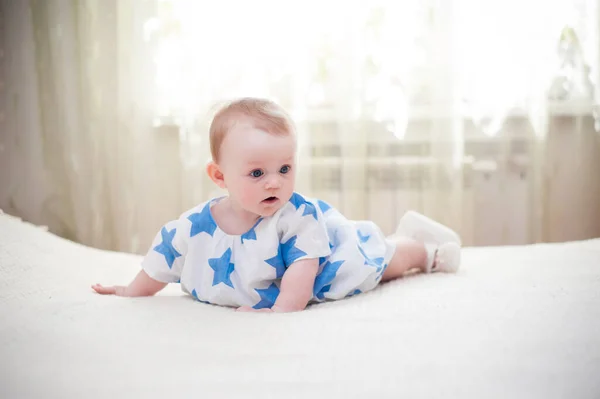 小さな女の子6ヶ月家の中に大きな青い目で幸せ ストック画像