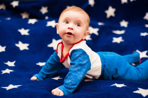 Menino Jaz Fundo Azul Com Estrelas — Fotografia de Stock