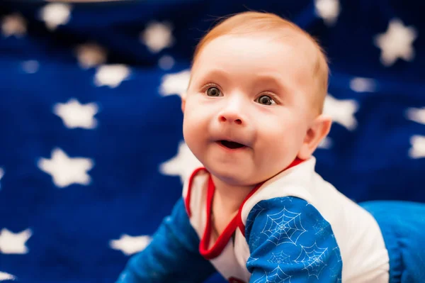 Μικρό Αγόρι Βρίσκεται Ένα Μπλε Φόντο Αστέρια — Φωτογραφία Αρχείου