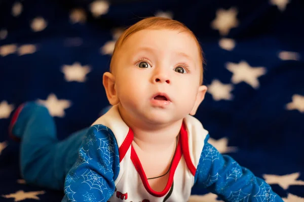 Kleiner Junge Liegt Auf Blauem Hintergrund Mit Sternen — Stockfoto