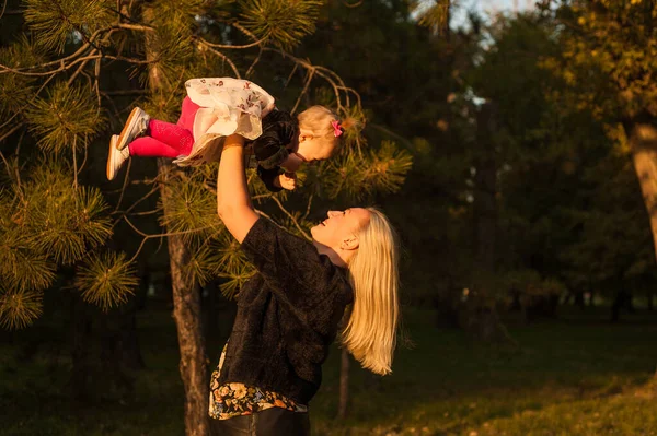 Little Girl Celebrates Her Birthday Year Nature Her Mother — Stock Photo, Image