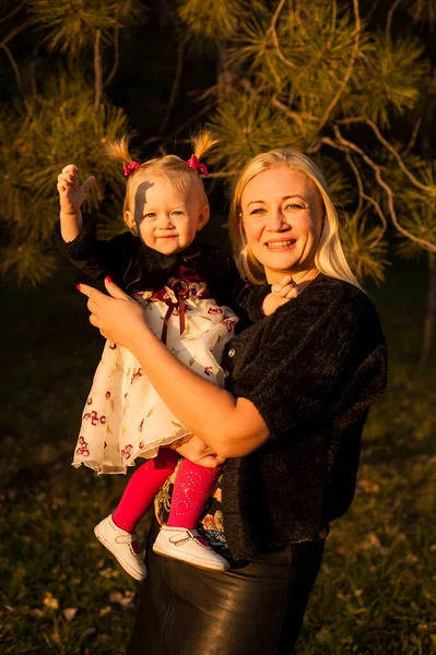 Petite Fille Fête Son Anniversaire Dans Nature Avec Mère — Photo