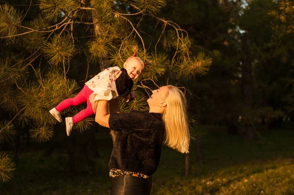 Petite Fille Fête Son Anniversaire Dans Nature Avec Mère — Photo