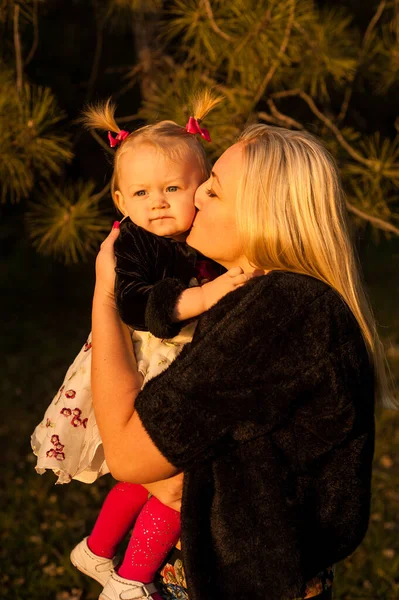 Petite Fille Fête Son Anniversaire Dans Nature Avec Mère — Photo