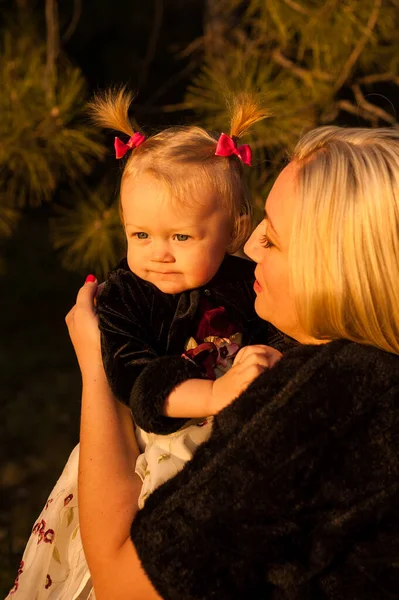 Petite Fille Fête Son Anniversaire Dans Nature Avec Mère — Photo