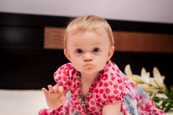 Little Girl Months House Bed Yellow Flowers — Stock Photo, Image