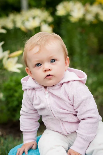 Liten Flicka Månader Huset Säng Med Gula Blommor — Stockfoto